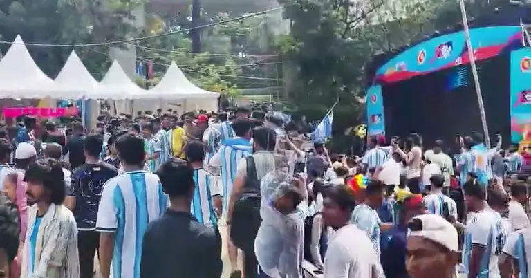 টিএসসিতে বিশ্বকাপ দেখতে দর্শকদের ভিড়